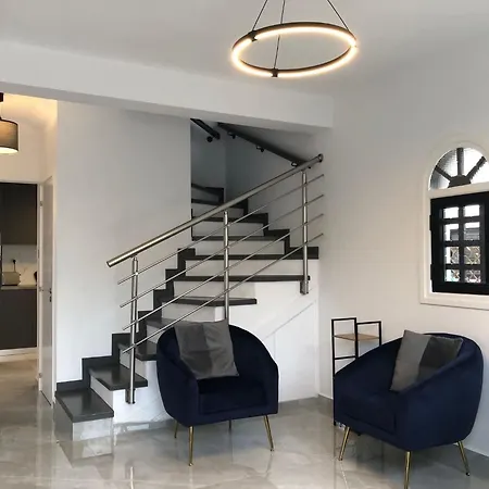 Luxurious 3-bed Villa, Modern Decor, Communal Pool Villa *