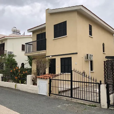 Villa Luxurious 3-bed Villa, Modern Decor, Communal Pool Paphos