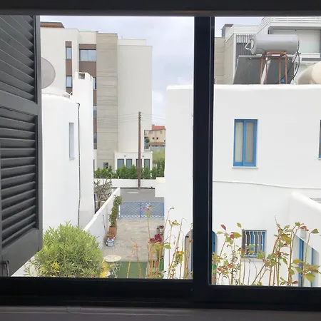 Villa Luxurious 3-bed Villa, Modern Decor, Communal Pool *