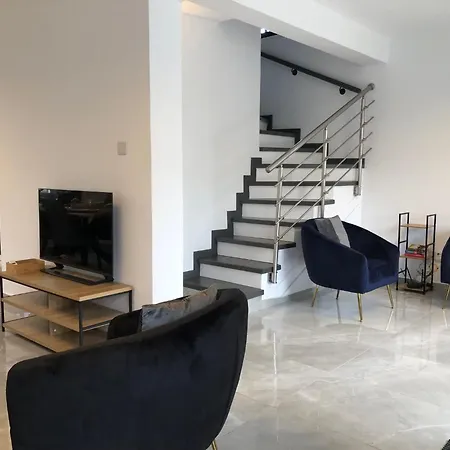 Villa Luxurious 3-bed Villa, Modern Decor, Communal Pool